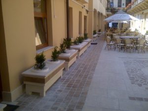 jardiniere piatra naturala calcar Vratza si travertin noce