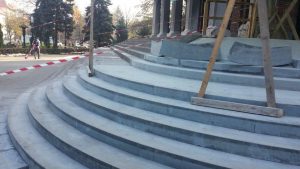 trepte masive triunghiulare semirotunde din andezit debitate pe CNC