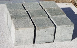 Piatra cubica andezit Terragrey Dark toate fetele taiate, o fata fiamata