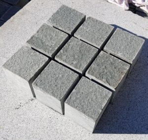 Piatra cubica andezit Terragrey Dark toate fetele taiate, o fata fiamata