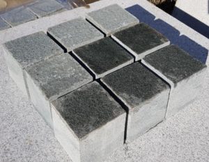 Piatra cubica andezit Terragrey Dark toate fetele taiate, o fata fiamata