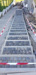 Piatra cubica andezit Terragrey Dark rustic 10x10x5 cm plus borduri mici andezit