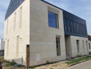 Casa Notarilor Oradea - fatada ventilata cu calcar Vratza, periat, 3 cm