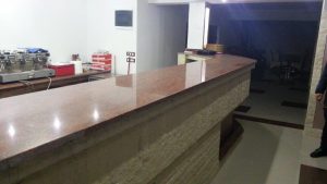 blat-din-granit-rosu-multicolor-si-scapitat-calcar-vratza-3