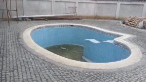 piatra-cubica-andezit-curte-interioara-cu-piscina-7