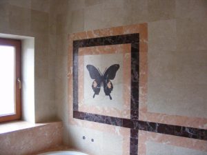 placare-baie-cu-fluturi-din-marmura-debitate-la-jet-de-apa-1